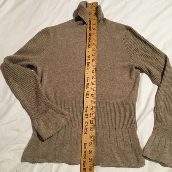 Magaschoni !00% cashmere neutral Taupe ribbed peplum bottom- ruffled long slv M - Picture 4 of 9